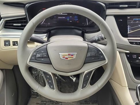 Used 2017 Cadillac XT5 Luxury w/ Driver Awareness Package FWD image 12