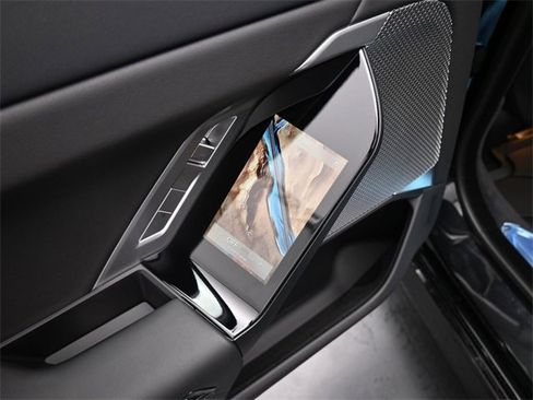 New 2025 BMW 750e xDrive w/ Premium Package image 16