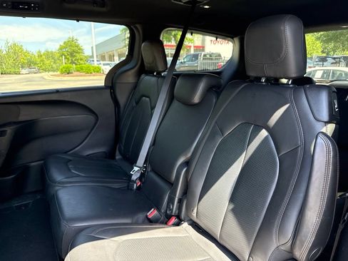 Used 2020 Chrysler Pacifica Touring-L FWD image 10