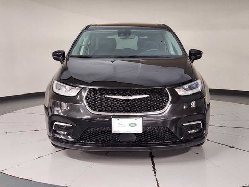 Used 2023 Chrysler Pacifica Touring-L FWD image 9
