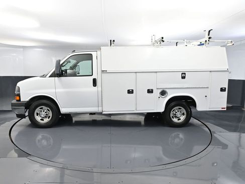 Used 2017 Chevrolet Express 3500 image 10