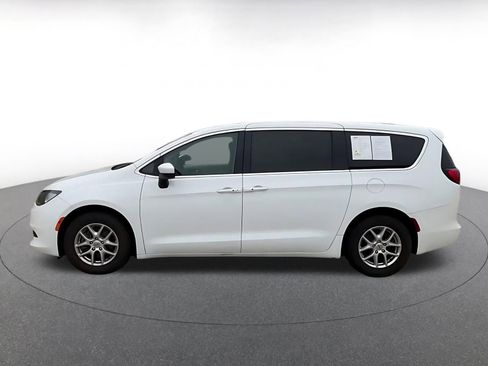 Used 2023 Chrysler Voyager LX image 9