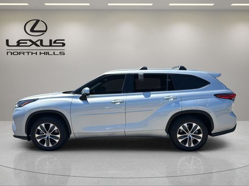 Used 2022 Toyota Highlander XLE FWD image 9