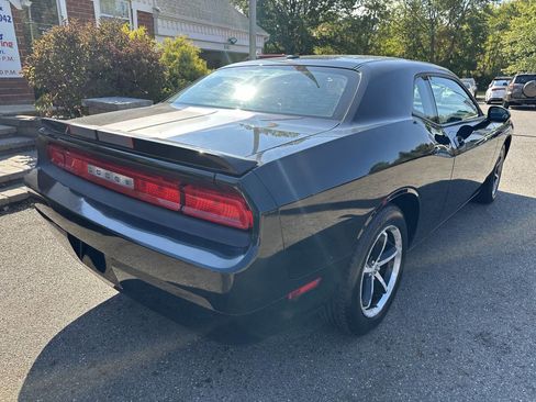 Used 2010 Dodge Challenger SE image 8