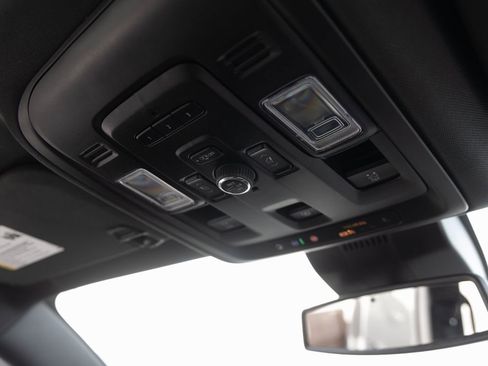 Used 2024 GMC Yukon XL SLT image 32