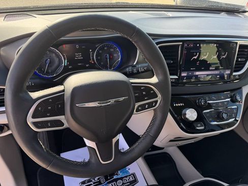 Used 2023 Chrysler Pacifica Touring-L FWD image 30