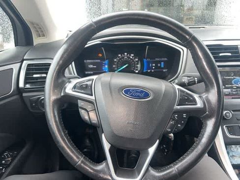 Used 2016 Ford Fusion SE image 4