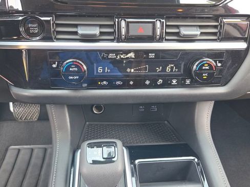 Used 2025 Nissan Pathfinder SV FWD image 20
