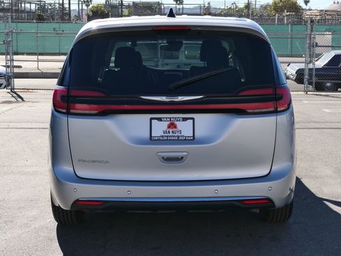 Used 2023 Chrysler Pacifica Touring-L image 6