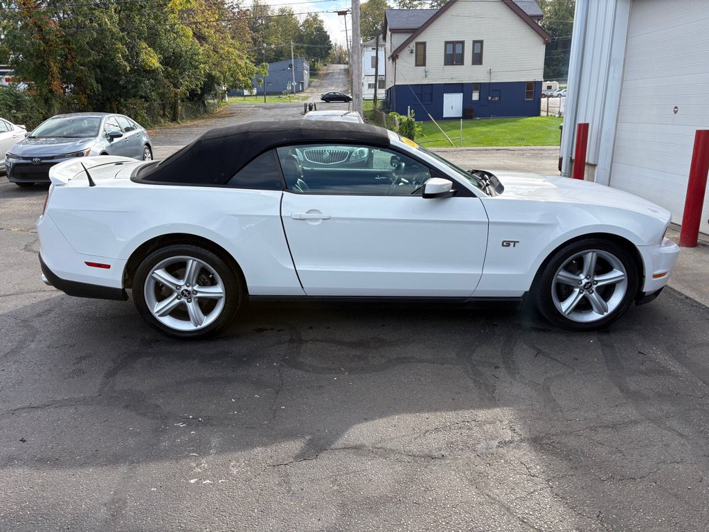 Used 2010 Ford Mustang GT Premium RWD image 2