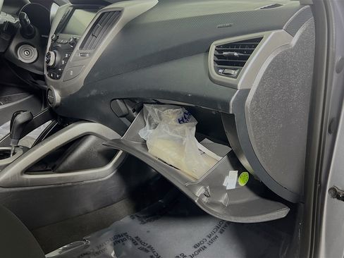 Used 2017 Hyundai Veloster FWD image 35