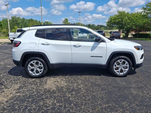 Used 2024 Jeep Compass Latitude AWD/4WD image 25