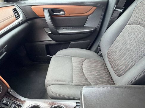 Used 2017 Chevrolet Traverse LT w/ Style and Technology Package FWD image 15