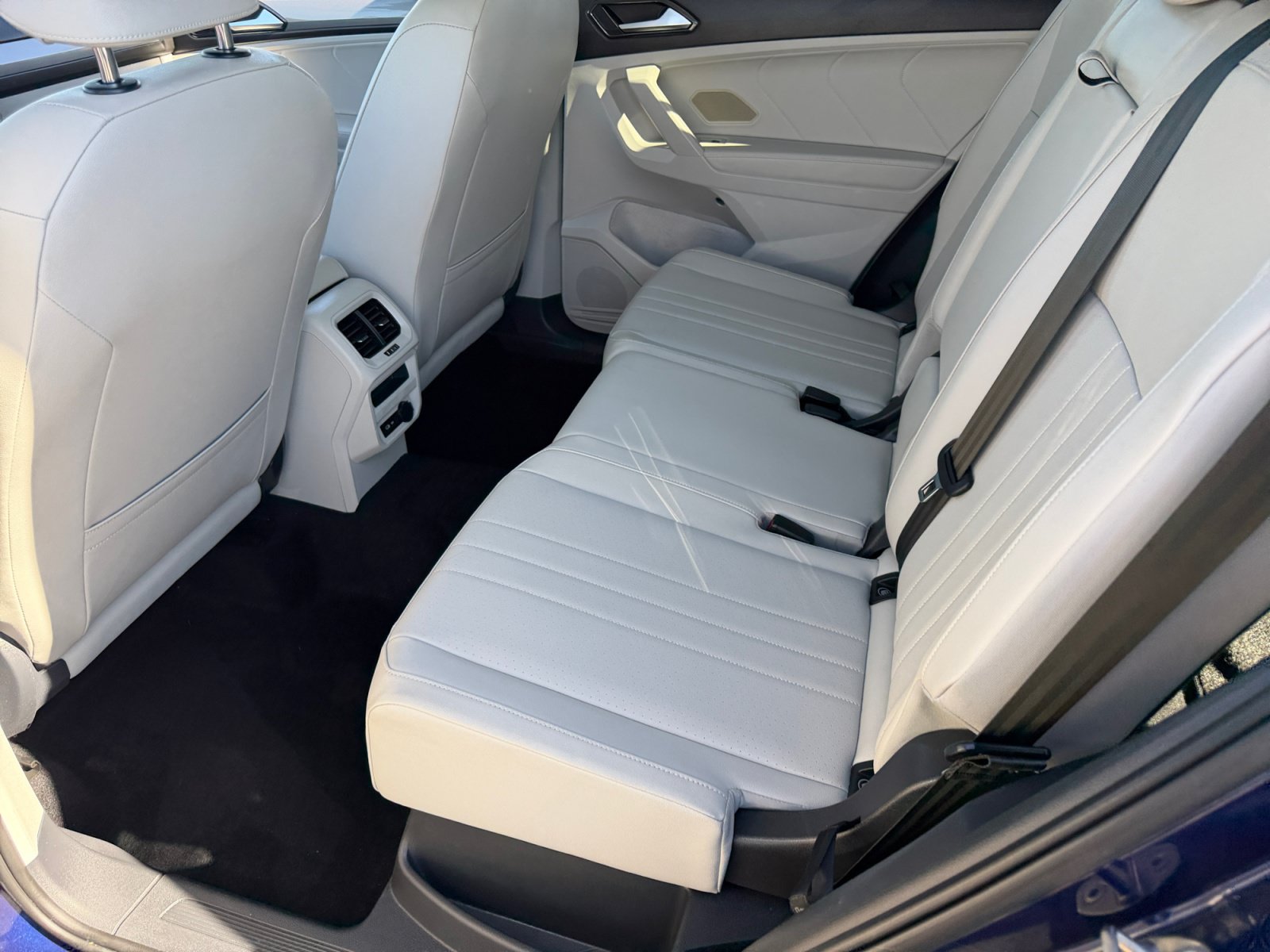 Used 2022 Volkswagen Tiguan SE w/ Panoramic Sunroof Package AWD/4WD image 17