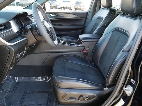 Used 2025 Jeep Grand Cherokee Altitude image 10