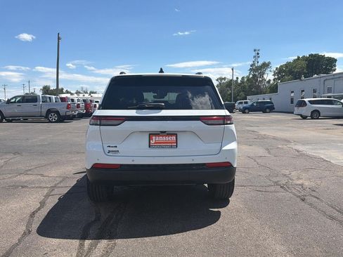 Used 2023 Jeep Grand Cherokee Altitude AWD/4WD image 3
