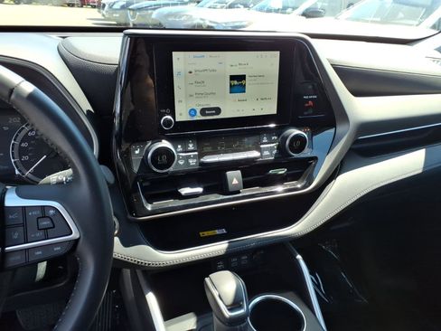 Used 2023 Toyota Highlander XLE AWD/4WD image 9