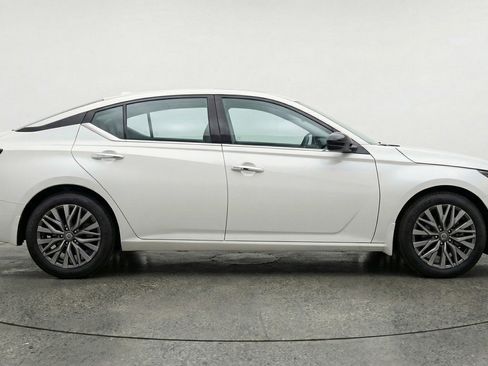 Used 2025 Nissan Altima 2.5 SV image 11