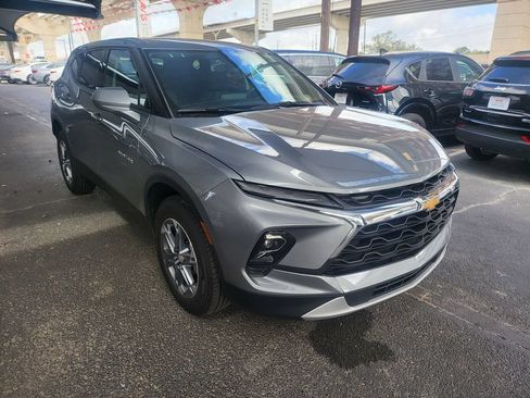 Used 2025 Chevrolet Blazer LT FWD image 2
