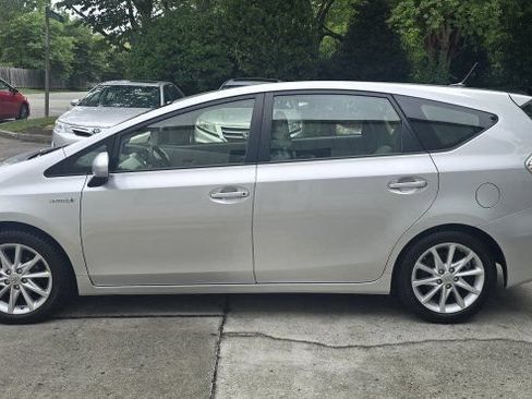 Used 2012 Toyota Prius V Five FWD image 2