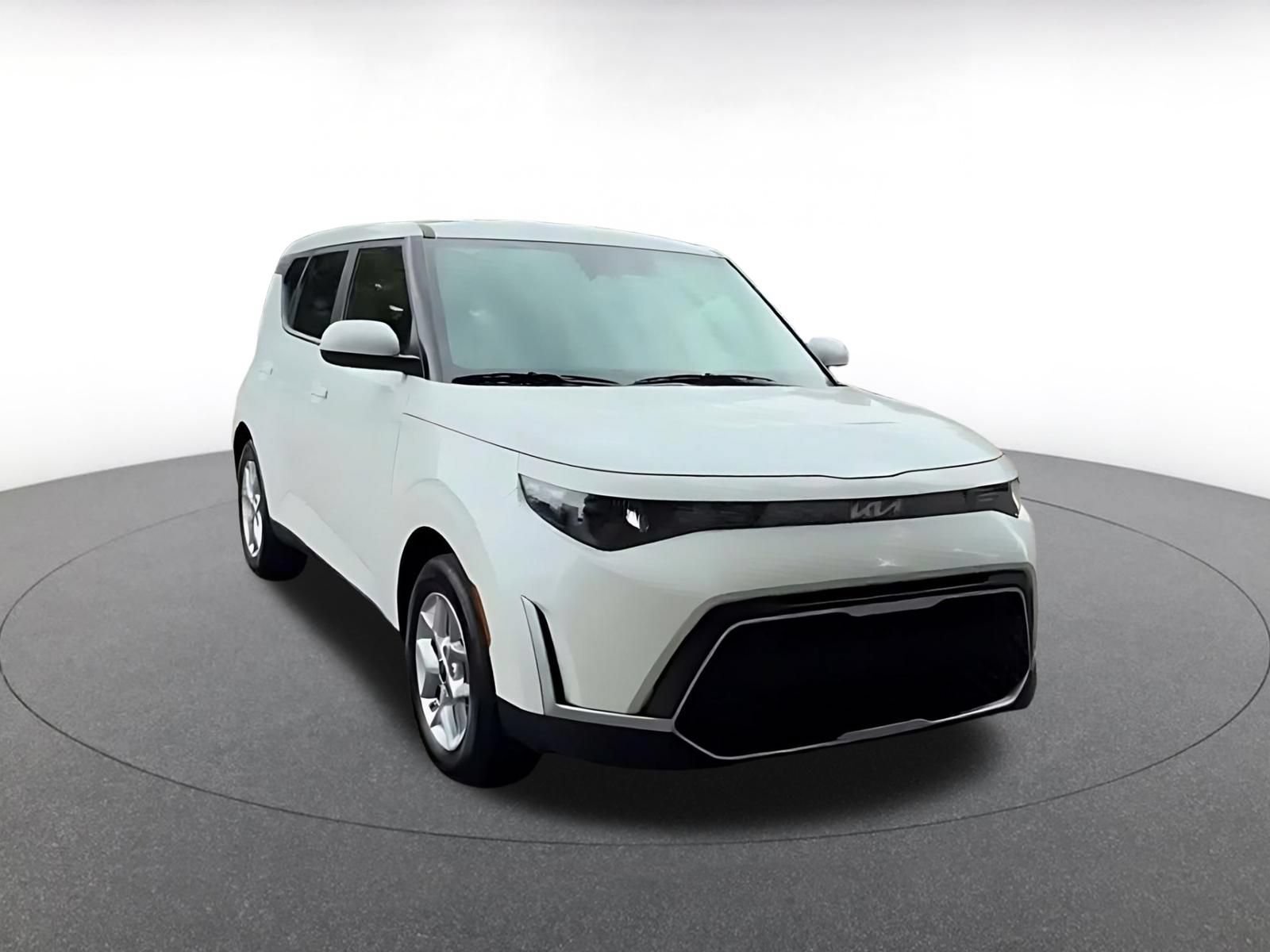 Used 2025 Kia Soul LX w/ LX Technology Package FWD image 3