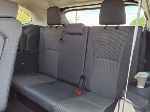 Used 2025 Toyota Highlander LE FWD image 16
