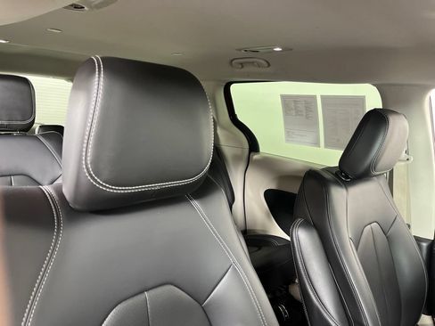 Used 2023 Chrysler Pacifica Touring-L FWD image 6