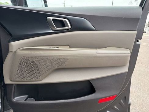 Used 2025 Kia Carnival FWD image 10