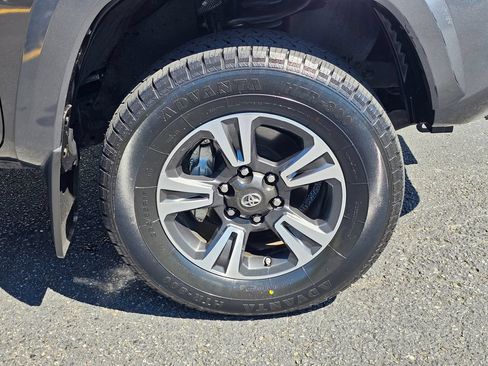 Used 2016 Toyota Tacoma TRD Sport w/ Towing Package AWD/4WD image 9