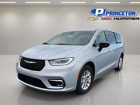 Used 2024 Chrysler Pacifica Touring-L image 3