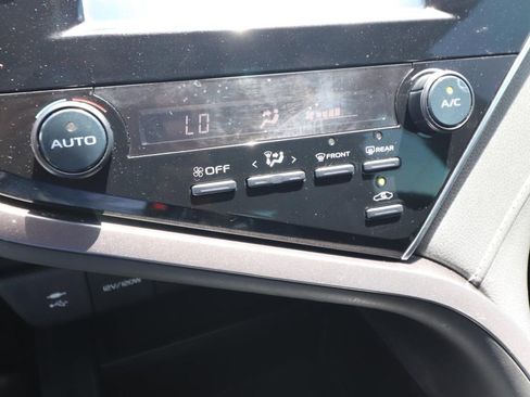 Used 2018 Toyota Camry SE image 19