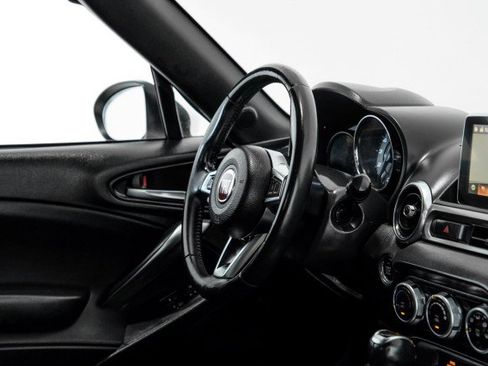 Used 2017 FIAT 124 Spider Classica RWD image 11