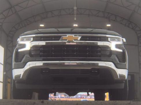 Used 2023 Chevrolet Silverado 1500 LT AWD/4WD image 3