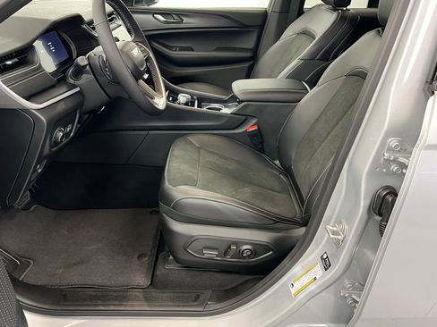 New 2025 Jeep Grand Cherokee Altitude image 17