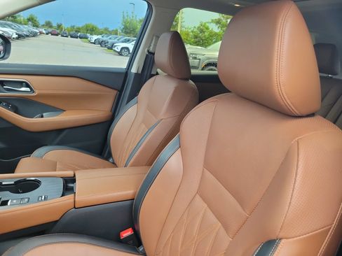 Used 2025 Nissan Rogue Platinum FWD image 17