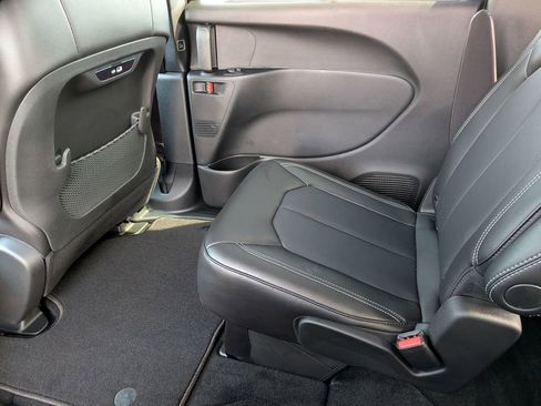 New 2026 Chrysler Pacifica Select FWD image 36