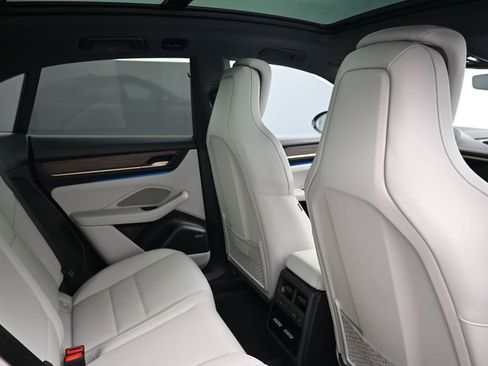 Used 2024 Porsche Macan 4 Electric image 7