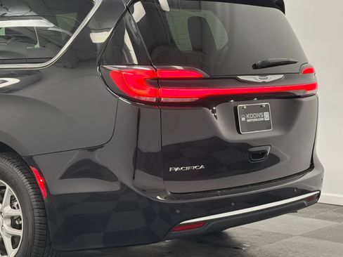 Used 2024 Chrysler Pacifica Touring-L FWD image 7