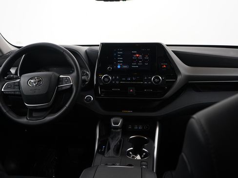 Used 2024 Toyota Highlander XLE image 13