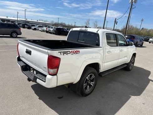 Used 2017 Toyota Tacoma TRD Sport w/ Tow Package (A/T) image 16