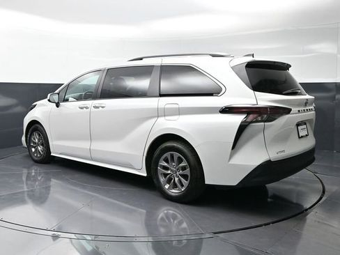 Used 2024 Toyota Sienna XLE image 7