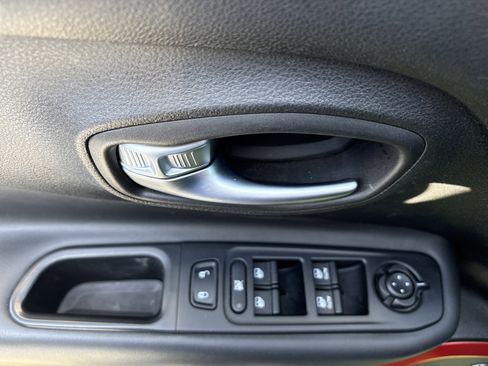 Used 2018 Jeep Renegade Trailhawk image 14