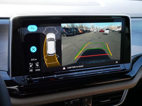 Certified 2025 Volkswagen Atlas Cross Sport SE w/ Panoramic Sunroof Package image 32