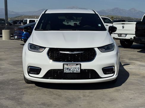 Used 2024 Chrysler Pacifica Touring image 2