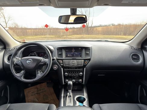 Used 2019 Nissan Pathfinder SV image 19