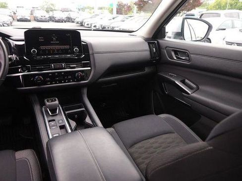 Used 2025 Nissan Pathfinder SV FWD image 27