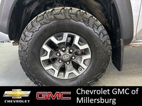 Used 2017 Toyota Tacoma TRD Off-Road w/ Premium & Technology Package image 12