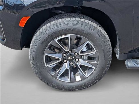 Used 2022 Chevrolet Tahoe Z71 w/ Luxury Package AWD/4WD image 15