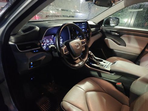 Used 2022 Toyota Highlander XLE image 7