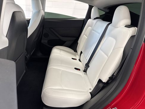 Used 2022 Tesla Model Y Long Range image 40